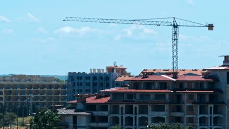 Sitio-de-la-construcción-con-la-grúa-de-la-torre