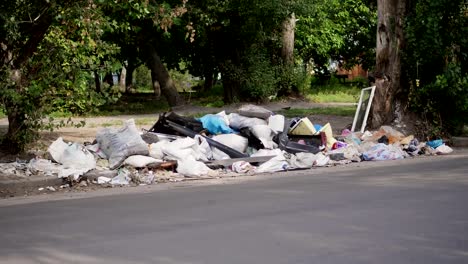 am-Boden,-am-Straßenrand-viel-Müll-liegt.-Müll,-Müll,-Autoreifen,-zerbrochenes-Glas,-Kunststoff,-alte-Dinge-verstreut.-Müllhalde.-Ökologie,-Verschmutzung-der-Umwelt