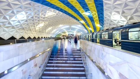 Un-tren-subterráneo-saliendo-de-la-estación-de-metro-de-Sportivna-en-Kholodnogorska-línea-de-Kharkiv-metro-timelapse-hyperlapse