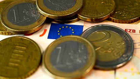 50-Euro-Bill-und-viele-Münzen