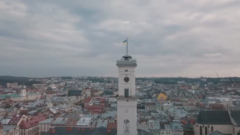 Panorama-aéreo-de-la-antigua-ciudad-europea-Lviv,-Ucrania.-Ayuntamiento,-Ratush