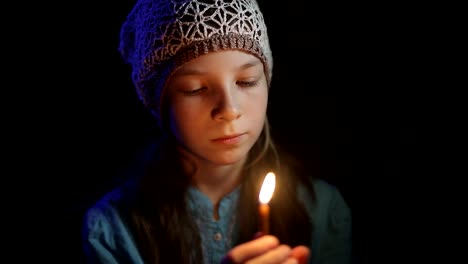 little--girl-praying-in-a-dark-room