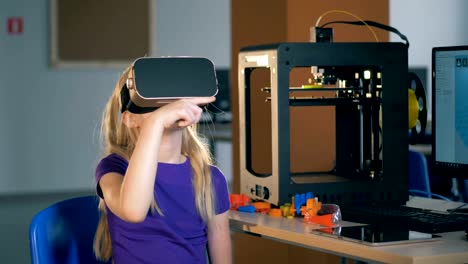 Grundschule-Mädchen-mit-Virtual-Reality-Brille-erforscht-3D-virtuelle-Realität-in-der-Schulklasse.