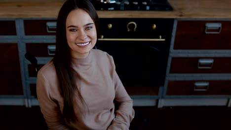 Portrait-of-beautiful-disbled-woman-on-the-kitchen