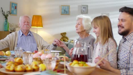 Familie-betet-vor-Osteressen