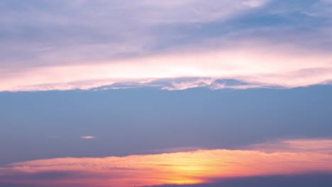 Zeitraffer-Natur-Hintergrund.-Sonnenuntergang.-Die-Bewegung-der-Wolken-und-Sonne.