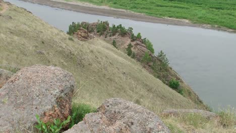 Sommer,-Tag,-Blick-vom-Hügel-auf-den-Fluss-mit-Gras-im-Vordergrund