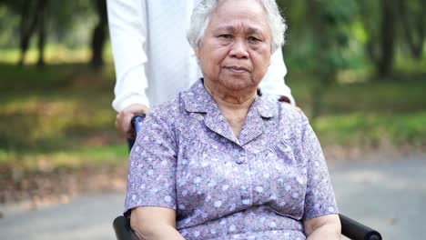 Ayuda-y-atención-asiática-Senior-o-anciana-mujer-anciana-paciente-sentada-en-silla-de-ruedas-en-enfermería-Hospital-Ward:-saludable-concepto-médico-fuerte