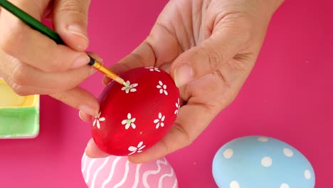 La-gente-pintando-coloridos-huevos-de-Pascua