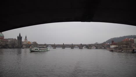 Río-en-Praga.-Nadar-bajo-el-puente-sobre-el-agua.-4K-Slow-mo