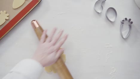 Cortar-la-masa-de-galletas-de-azúcar-con-cortadoras-de-galletas-en-forma-de-Pascua.