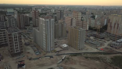 Luftaufnahme-der-Gegend-mit-neuen-Wohnwohnungen-am-Abend-bei-Sonnenuntergang.-stadtlandschaft.-Der-Bau-einer-Vielzahl-von-Wohngebäuden-spiegelt-die-Urbanisierung-Trends-wider