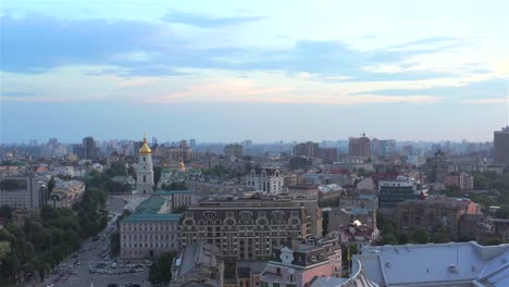 Flug-bei-Sonnenuntergang-über-der-St.-Sophia-Kathedrale,-Kiew,-Ukraine