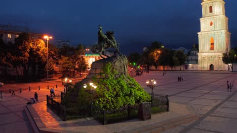 Vuelo-nocturno-alrededor-del-monumento-a-Bogdan-Khmelnitsky-en-Kiev