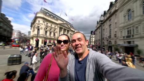 Pareja-tomando-selfie-en-Londres-en-4k-cámara-lenta-60fps