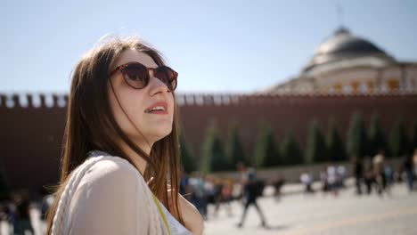 Chica-turística-caminando-en-la-plaza-roja-de-Moscú.