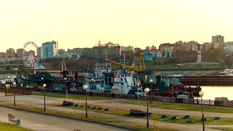 Paisaje-urbano-con-un-río-en-el-verano-al-atardecer.-Vueltas-de-tiempo