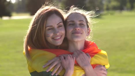 Portrait-of-joyful-lesbian-couple-cuddling-in-park