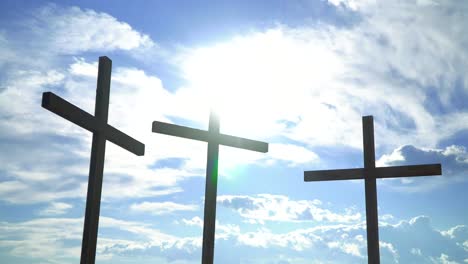 Drei-Kreuze-gegen-die-Sonne.-Christliche-und-katholische-Symbole.