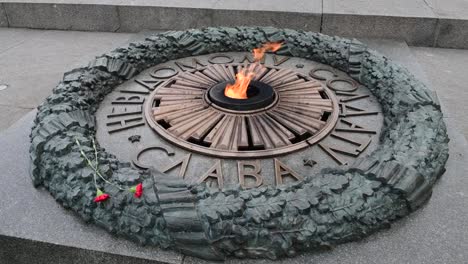 Flame-at-monument-of-unknown-soldier-Kiev-Ukraine-video