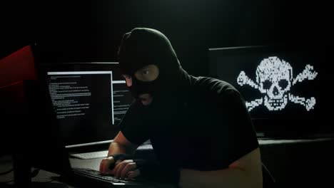 Hacker-in-T-Shirt-stehlen-Daten