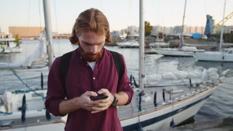 Mann-mit-Smartphone-in-der-Nähe-von-River