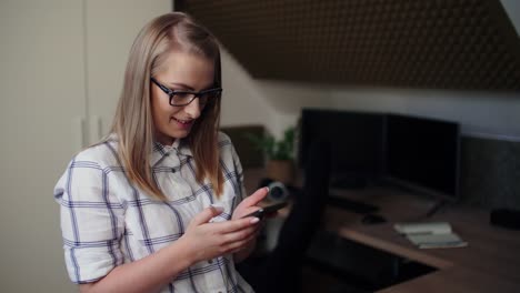 Ejecutivo-Femenino-usando-teléfono-celular-en-el-lugar-de-trabajo