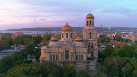 Amanecer-de-Varna,-vista-aérea-de-la-Catedral-de-la-Asunción.-Hermosa-ciudad-en-el-verano.