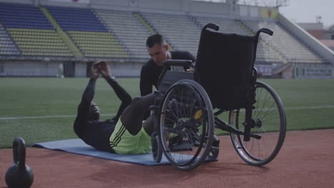 Atleta-discapacitado-haciendo-situps