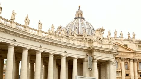 Famosa-columnata-de-la-Basílica-de-San-Pedro-en-el-Vaticano