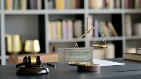 Nahaufnahme-Shoot-of-Scale-hält-Geld-mit-Gravel-auf-Court-Desk