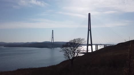 Meereslandschaft-mit-Blick-auf-die-russische-Brücke.-Wladiwostok,-Russland