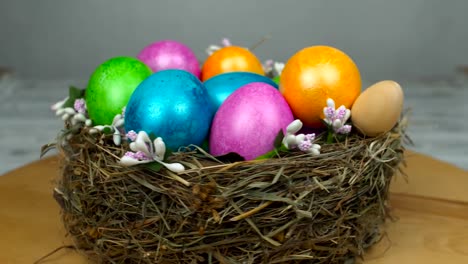 Das-Symbol-der-Ostern-gefärbt-und-bemaltfarbige-Eier-sind-im-Nest,-Konzept-der-Auferstehung-Sonntag-oder-christliche-Sand-Pascha