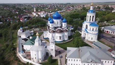 Landschaft-mit-Blick-auf-das-orthodoxe-Kloster-im-Dorf-Bogolyubovo