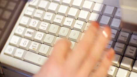 Mano-de-mujer-con-manicura-presiona-botones-en-la-máquina-de-efectivo