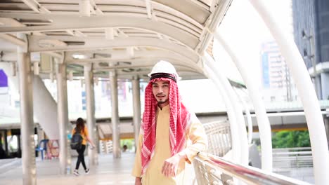 Islamischer-arabischer-Mann-tragen-Hijab-und-muslimische-formale-Kleid-multikulturelle-Vielfalt-Geschäftsleute-lächelnd-Blick-in-die-Kamera-in-modernen-Stadtbild.