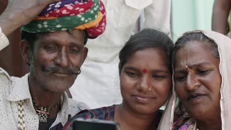 Traditionelle-indische-Rajasthani-Familien-Lifestyle-in-ethnischen-Kostümen