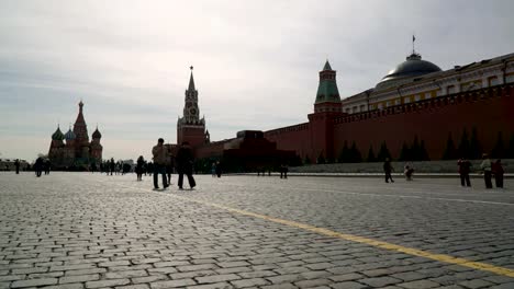 Y-turistas-visitando-la-Plaza-Roja-en-Moscú,-Rusia.-Time-lapse