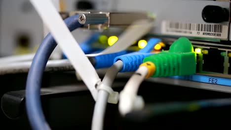 Technologie-Zentrum-Netzwerk-Serverraum-mit-Netzwerk-Kabel.