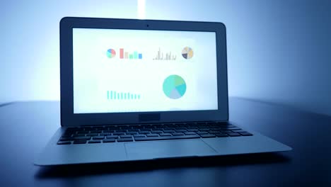 Geschäftliche-Diagramme-auf-Laptop-Computer.-Internationale-Unternehmen-erweitern