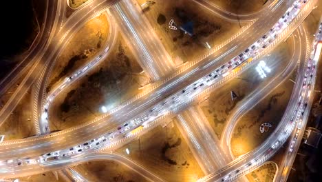 Hyperlapse-Zeitraffer-der-Nacht-Stadtverkehr.-vertikale-Luftbild.