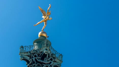 Die-Spalte-und-die-Statue-an-der-Place-De-La-Bastille-Zeitraffer-in-Paris