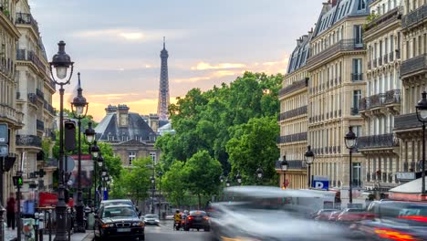 Die-untergehende-Sonne-hinter-einem-Gebäude-auf-einem-Paris-Soufflot-Straße-Timelapse-mit-Eiffe-Turm-im-Hintergrund