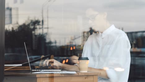 Junge-Frau,-die-arbeitet-im-café