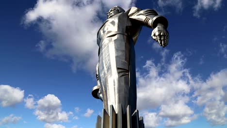 Monumento-a-Yuri-Gagarin-(42,5-metros-alto-pedestal-y-estatua),-la-primera-persona-en-viajar-en-el-espacio.-Se-encuentra-en-Leninsky-Prospekt-en-Moscú,-Rusia.