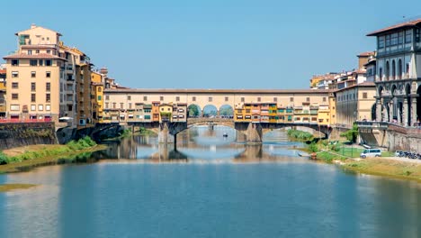 Ver-en-el-Ponte-Vecchio-en-un-lapso-de-tiempo-de-día-soleado,-un-piedra-segmentario-puente-medieval-sobre-el-río-Arno,-en-Florencia,-Italia