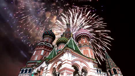 Catedral-de-la-intercesión-de-la-más-virgen-en-el-foso-(templo-de-Basilio-el-Bienaventurado)-y-fuegos-artificiales,-Plaza-Roja,-Moscú,-Rusia