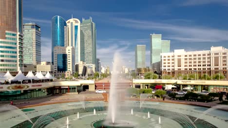 Musik-Brunnen-und-neue-Geschäft-Bezirk-Zeitraffer-von-Brücke-in-Astana