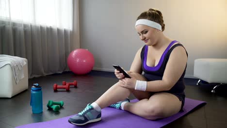 Plump-girl-posting-her-photos-from-workout-in-social-media-instead-of-training