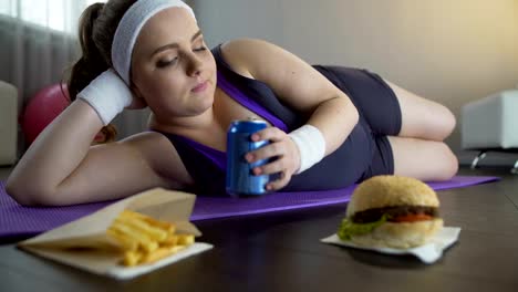 Obesa-chica-perezosa-desmotivada-masticación-comida-rápida,-estilo-de-vida-poco-saludables